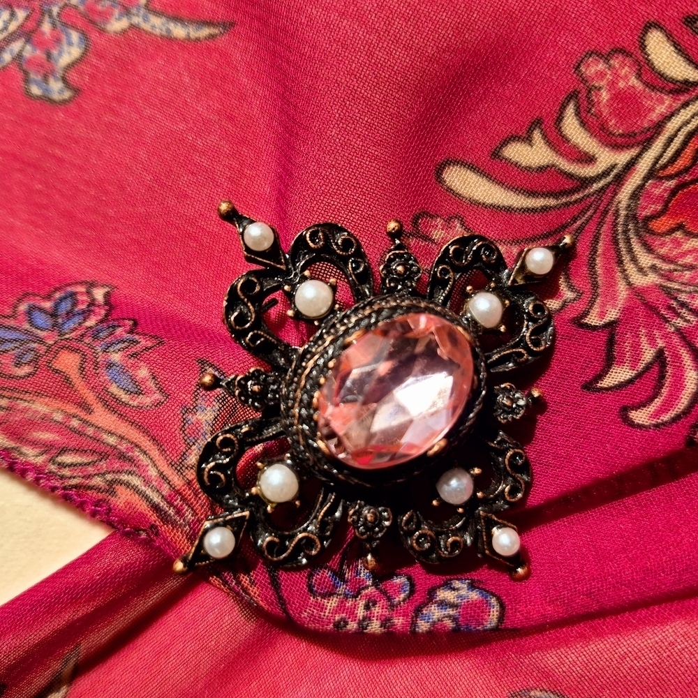 2/$30 Gorgeous Rose Pink Brooche With Pearl Accents - Picture 6 of 8